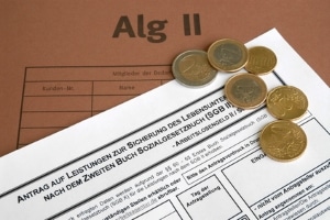 Nach der Düsseldorfer Tabelle Unterhalt zu zahlen, ist bei ALG II-Bezug meist schwierig.