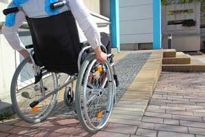 Hartz-IV-Härtefälle: Eine Putzhilfe für Rollstuhlfahrer wird in einigen Fällen vom Jobcenter bezahlt.