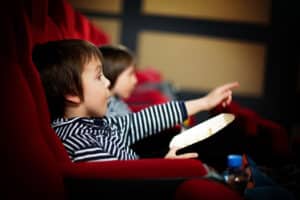 Kindergeld soll den Unterhalt des Kindes sichern - da ist zum Beispiel auch ab und an ein Kinobesuch drin.